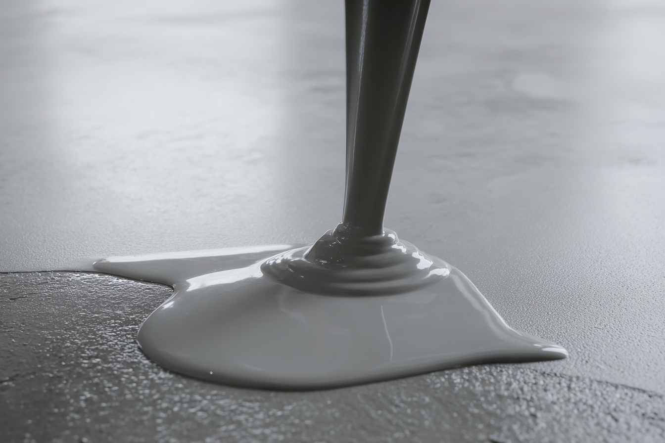 Aplicação de tinta epóxi líquida em piso industrial - como escolher o sistema certo de piso epóxi e evitar erros de aplicação